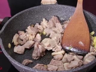 红焖羊肉,姜味蒜味出来后放入羊肉，暴炒两到三分钟，羊肉的油出来后放入冰糖
