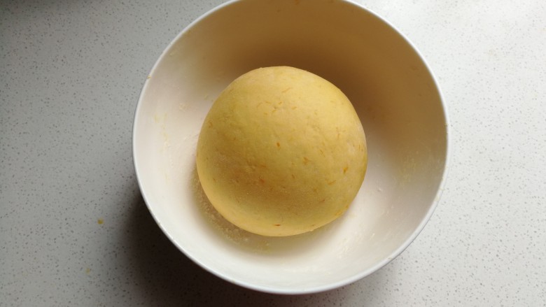 黄金花式豆沙馒头,拌好后再揉成光滑的面团盖保鲜膜发酵。