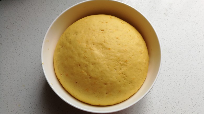 黄金花式豆沙馒头,面团发至两倍大以后，取出来把它揉搓排气。