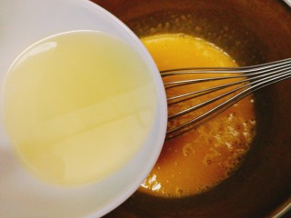 蔓越莓戚风蛋糕,调蛋黄糊，首先蛋黄里加入细砂糖，用手动打蛋器混合均匀，然后分次加入色拉油。
