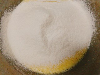蔓越莓戚风蛋糕,筛入低筋面粉，低筋面粉最好过筛两遍。