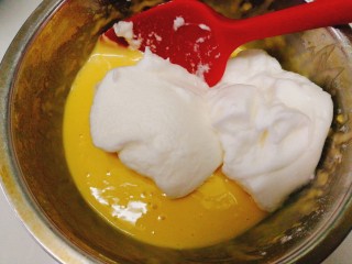 蔓越莓戚风蛋糕,取三分之一的蛋白加入蛋黄糊中