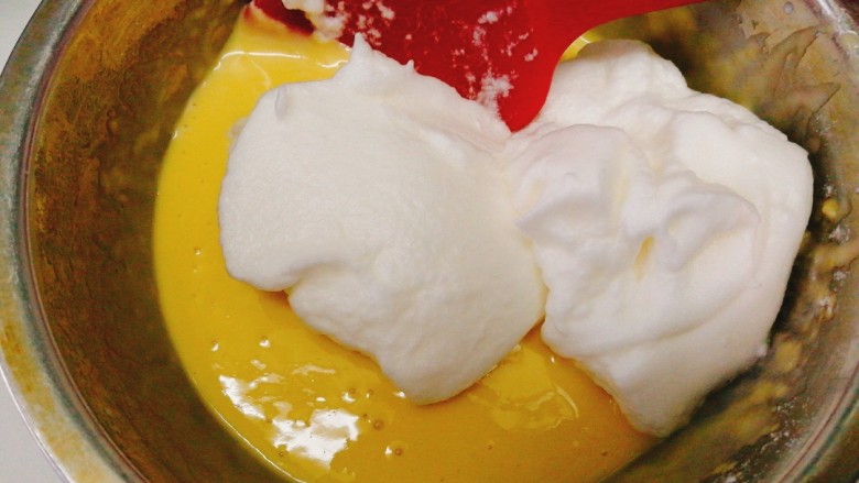 蔓越莓戚风蛋糕,取三分之一的蛋白加入蛋黄糊中