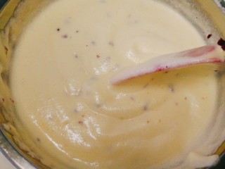 蔓越莓戚风蛋糕,继续用翻拌手法进行混合。