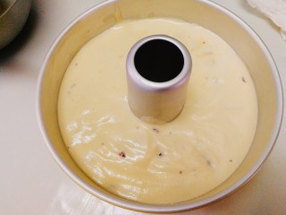蔓越莓戚风蛋糕,拌好的蛋糕糊从20厘米高处倒到模具里，减少气泡