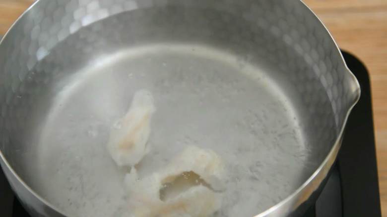 芦笋炒龙利鱼柳—清淡爽口，营养又美味,小火保持水微沸的状态滑入鱼柳，变色后捞出备用。