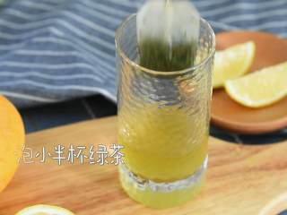 芒果绿茶—这样能喝出雪泥的口感，夏天的味道啊,泡小半杯绿茶。