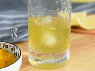 芒果绿茶—这样能喝出雪泥的口感，夏天的味道啊,冰块加入绿茶水。