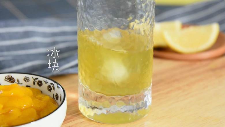 芒果绿茶—这样能喝出雪泥的口感，夏天的味道啊,冰块加入绿茶水。