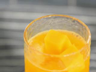 芒果绿茶—这样能喝出雪泥的口感，夏天的味道啊,放入芒果丁。