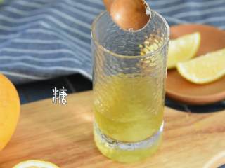 芒果绿茶—这样能喝出雪泥的口感，夏天的味道啊,加糖搅拌均匀。