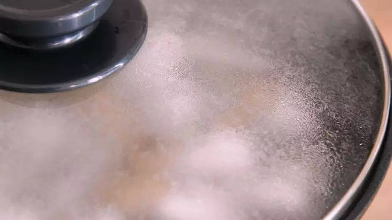 盐焗蛏子,做法超级简单 又鲜又美味!,关上锅盖，用盐的余温焖10分钟 