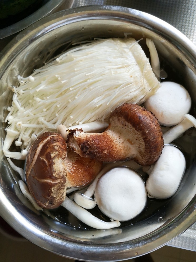 #菌菇#丝瓜炖豆腐,各类菌菇浸泡洗净