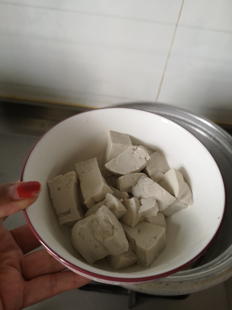 #菌菇#丝瓜炖豆腐,用漏勺捞出备用