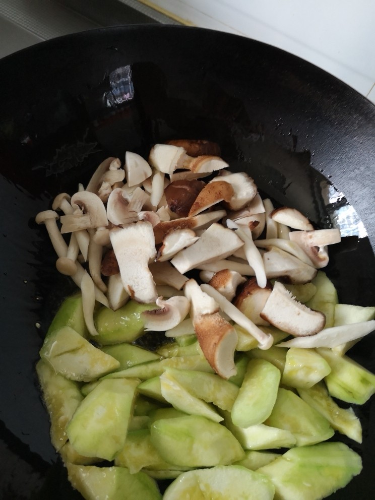 #菌菇#丝瓜炖豆腐,放入蘑菇、香菇、白玉菇煸炒