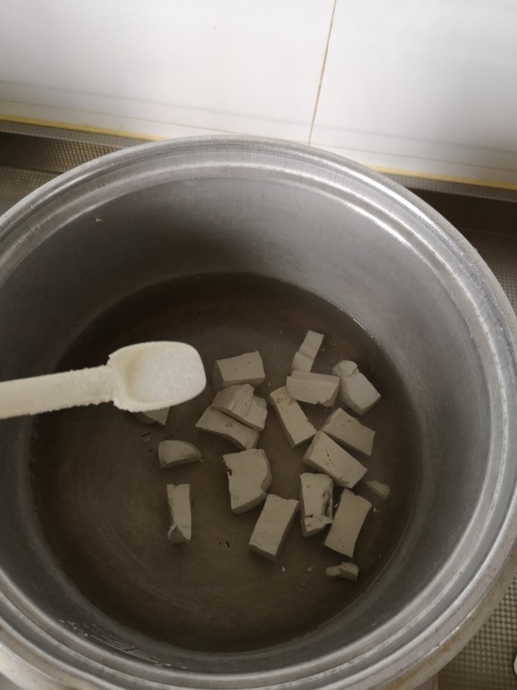 #菌菇#丝瓜炖豆腐,豆腐放少许盐焯水
水开两分钟就可以了