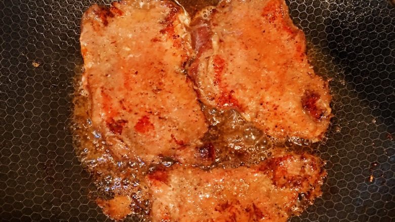 猪排玉米香肠汉堡包,<a style='color:red;display:inline-block;' href='/shicai/ 416'>猪排</a>煎熟，也可以换成鸡排或牛排。