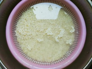甜酒酿,糯米清洗干净，浸泡五小时，用手碾一下糯米易碎就可以了