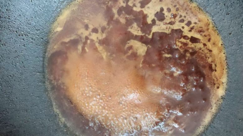 美味鸡腿,锅里倒干净油再放入水，酱油和沙茶酱搅拌煮开