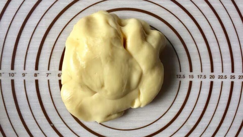 酸甜软糯蔓越莓麻薯,倒入黄油手上戴个手套移动至揉面板上面揉至黄油吸收面团光滑即可
