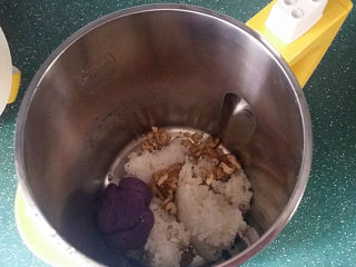 核桃紫薯米饭粥,将核桃、紫薯泥和剩米饭一起倒入豆浆机