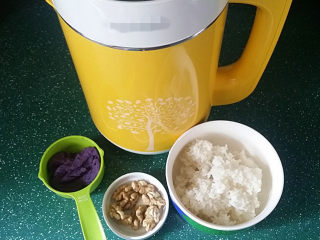 核桃紫薯米饭粥,准备好食材