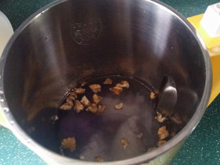 核桃紫薯米饭粥,加入适量清水，至水量的最低位
