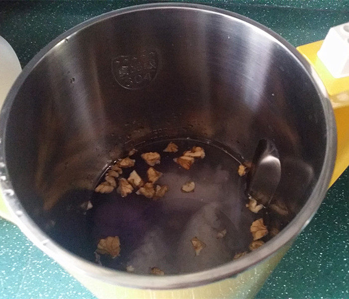 核桃紫薯米饭粥,加入适量清水，至水量的最低位
