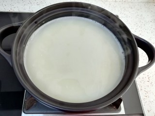 咖喱菌菇蔬菜火锅,锅内加入一大碗排骨汤烧开。