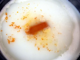 咖喱菌菇蔬菜火锅,下入一块安记能量热辣咖喱。