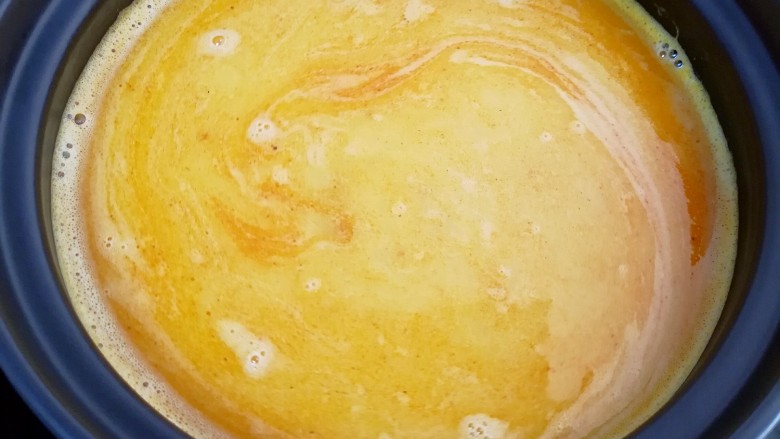 咖喱菌菇蔬菜火锅,用勺子搅动至咖喱融化，做好火锅汤底烧开(因为排骨汤里有调料，直接加入咖喱就可以了，不用放其它的调料)。