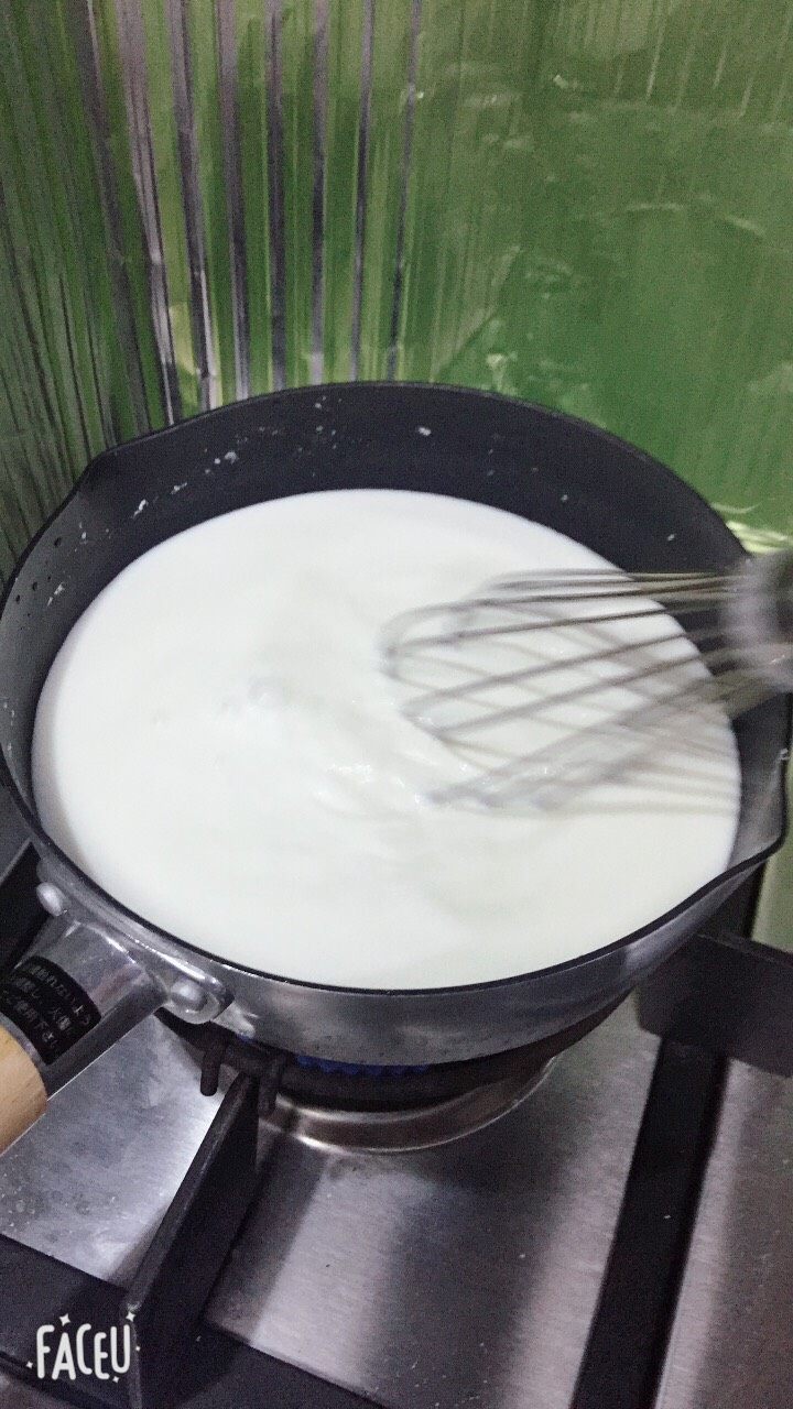 椰蓉牛奶小方,全程开小火煮开，煮至粘稠中间需要不停搅拌