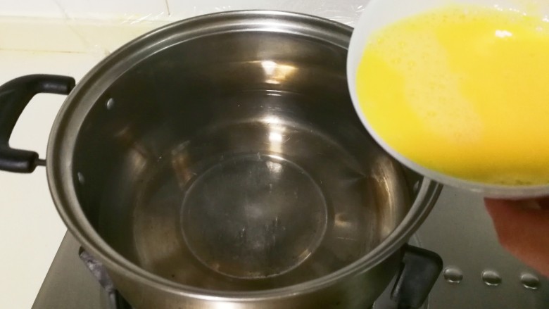 桂香枸杞酒酿蛋花,锅中放入适量水烧开，淋入蛋液