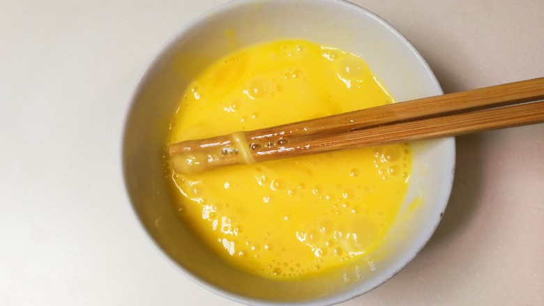 桂香枸杞酒酿蛋花,鸡蛋打散均匀