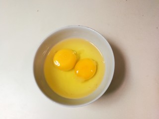 桂香枸杞酒酿蛋花,鸡蛋打入碗中