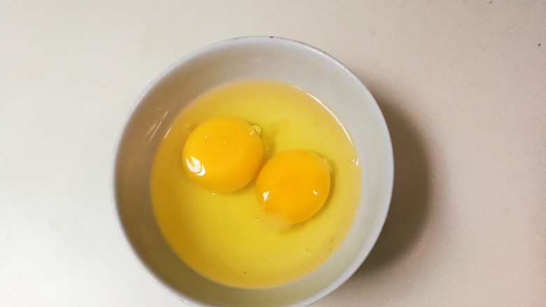 桂香枸杞酒酿蛋花,鸡蛋打入碗中