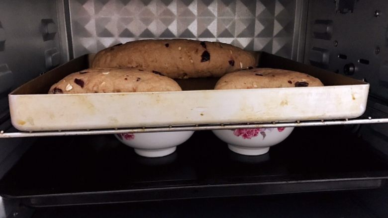 无糖低脂果干全麦面包,放入不通电的烤箱里进行二次发酵
同时放入两碗热水保持湿度和温度