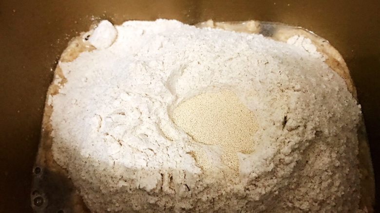 无糖低脂果干全麦面包,粉堆里加入干酵母（因为无糖，用普通干酵母即可）