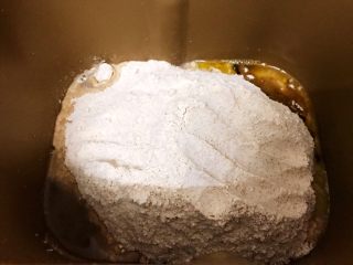 无糖低脂果干全麦面包,两个对角，一边加入橄榄油，一边加入盐
面包机启动揉面25分钟