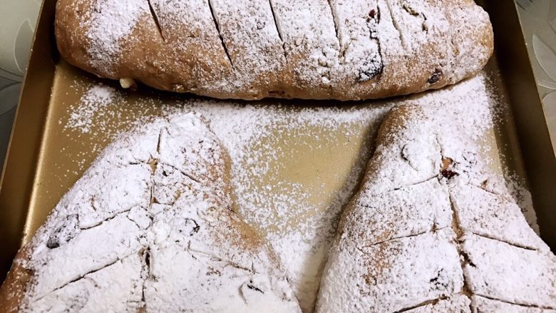无糖低脂果干全麦面包,用锋利的刀片割成你喜欢的样子
放入预热好的烤箱中下层180度烤20分钟左右