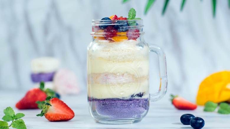 酸奶果粒冰淇淋杯,将芒果丁、草莓丁、蓝莓，放入杯中，即可享用