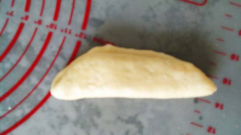  心形椰蓉面包,纵向折起