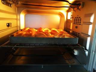  心形椰蓉面包,放入预热好的烤箱中下层，上下火170度20分钟