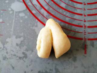  心形椰蓉面包,在中间割一道，尾部留1厘米
