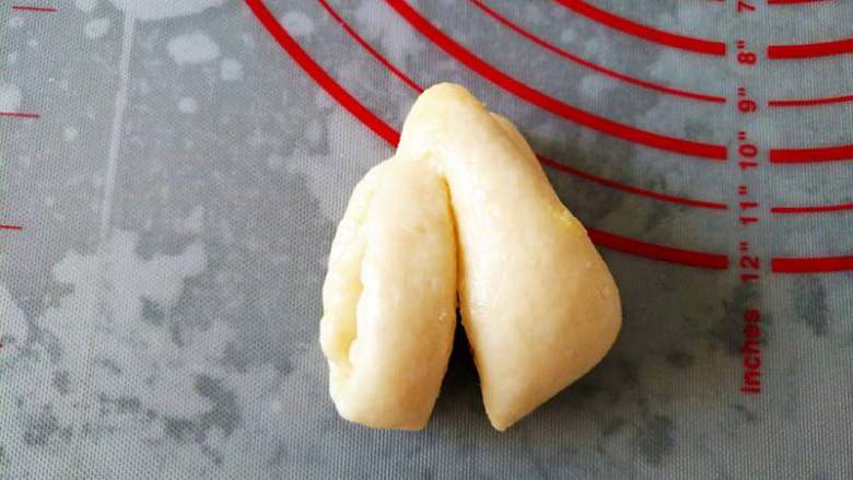  心形椰蓉面包,在中间割一道，尾部留1厘米