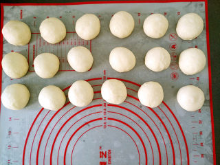  心形椰蓉面包,将面团平均分成18份，滚圆，盖保鲜膜静置15分钟