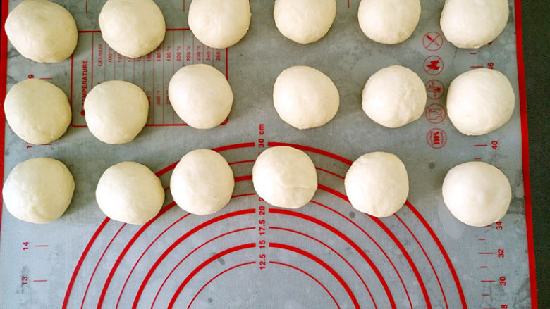  心形椰蓉面包,将面团平均分成18份，滚圆，盖保鲜膜静置15分钟