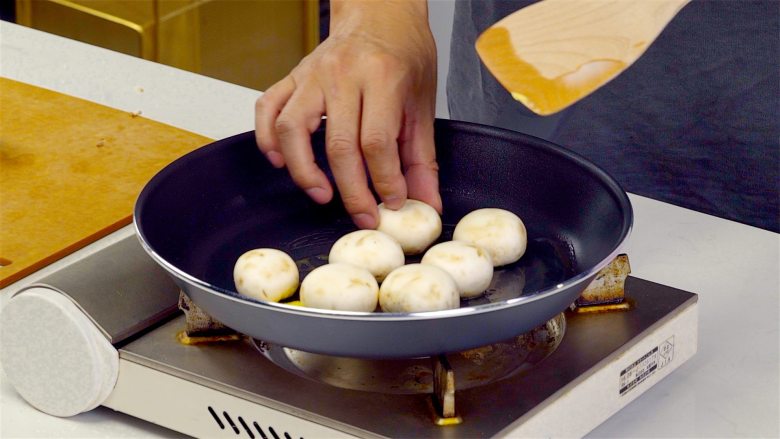 黄油煎口蘑,圆头朝上摆入口蘑，煎制1分钟