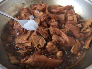 笋干花生煲猪手,放入适量的盐，收汁，收汁时一定要有耐心，随时注意火的大小，别糊锅。