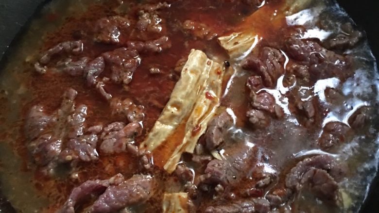 水煮肉片、水煮牛肉,把肉放入锅中煮熟至变白捞出，此照片是煮水煮牛肉拍的😜。